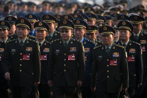 Kinesiska militära delegater marscherar till Folkets stora hall vid Himmelska fridens torg i Peking i mars. Foto: Andy Wong/AP/TT