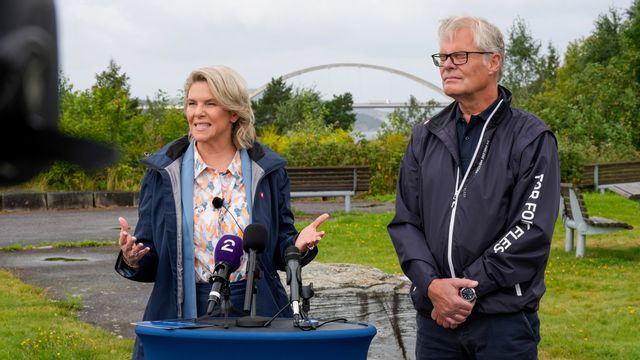 Fremskrittspartiets Sylvi Listhaug Hans Andreas Limi reste till den svensk-norska gränsen på fredagen.  Heiko Junge/NTB/TT