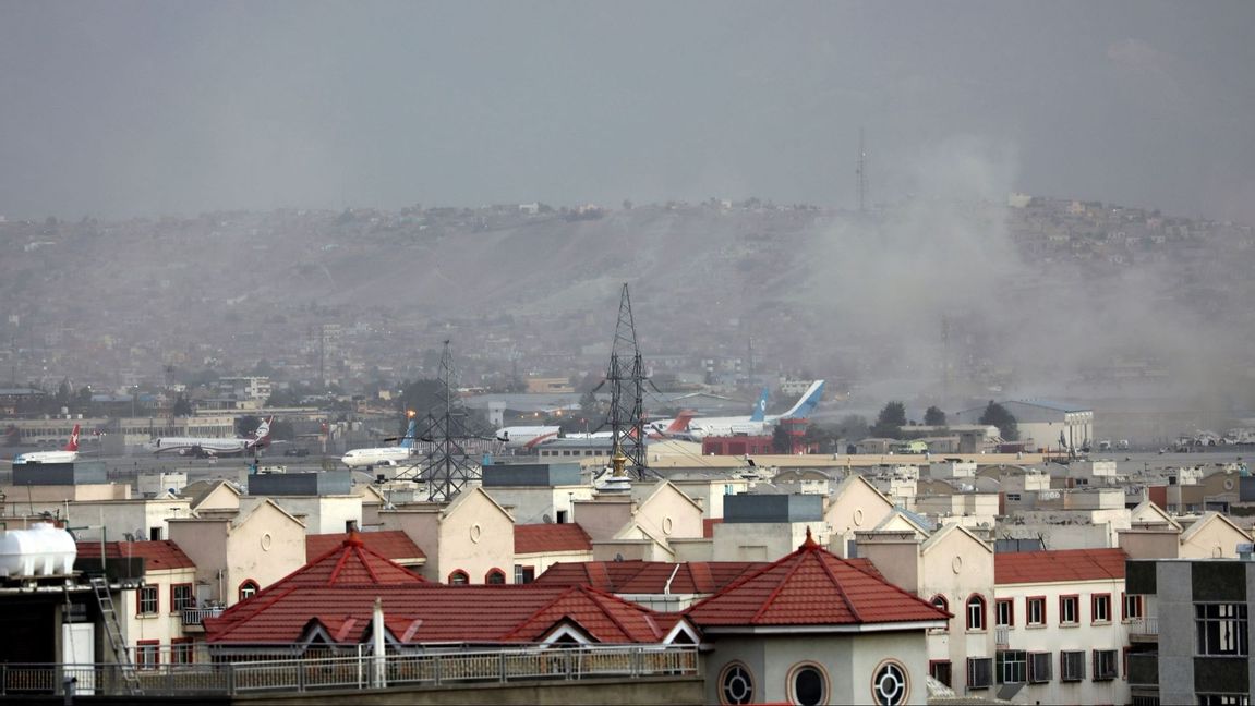 Smoke rises from a deadly explosion outside the airport in Kabul, Afghanistan, Thursday, Aug. 26, 2021. Two suicide bombers and gunmen have targeted crowds massing near the Kabul airport, in the waning days of a massive airlift that has drawn thousands of people seeking to flee the Taliban takeover of Afghanistan. Photo: Wali Sabawoon/AP/TT