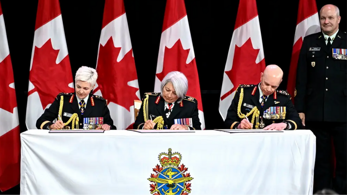 Jennie Carignan (t.v) vid ceremonin när hon tillträdde som Kanadas försvarschef i juli 2024. Carignan vill nu bygga upp en frivillig reservstyrka på över 400 000 personer som kan beväpnas om USA blir ockupationsmakt. Foto: Justin Tang/AP/TT