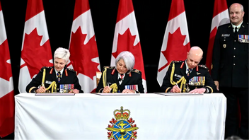 Jennie Carignan (t.v) vid ceremonin när hon tillträdde som Kanadas försvarschef i juli 2024. Carignan vill nu bygga upp en frivillig reservstyrka på över 400 000 personer som kan beväpnas om USA blir ockupationsmakt. Foto: Justin Tang/AP/TT