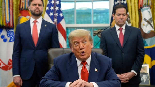 USA:s president Donald Trump, flankerad av vicepresident JD Vance och utrikesminister Marco Rubio. Bilden togs i Vita huset i juni. Manuel Balce Ceneta/AP/TT