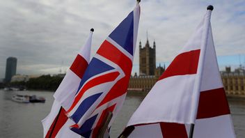 Engelska flaggan och brittiska flaggan i London. Arkivbild. Foto: Kirsty Wigglesworth/AP/TT