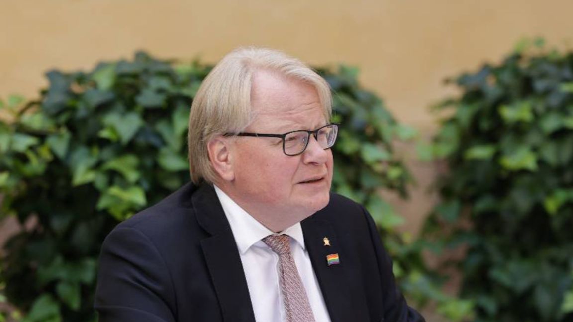 Försvarsminister Peter Hultqvist förespråkar en motsvarighet till Karl XI:s reduktion, bokstavligen. Foto: Stefan Jerrevång, TT.