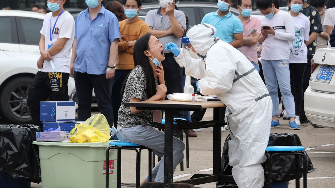 Anställda på en stor fabrik i Wuhan i Kina testas för covid-19 den 15 maj 2020. Det var i Wuhan coronaviruset upptäcktes i slutet av 2019. Foto: Chinatopix via AP/TT