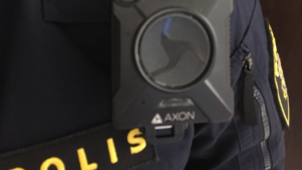 Polisen kommer från första december att tilldelas kroppskameror. Foto: Axon