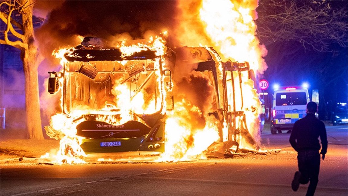 En stadsbuss i brand i Rosengård i Malmö den 16 april förra året. Arkivbild. Foto: Johan Nilsson/TT