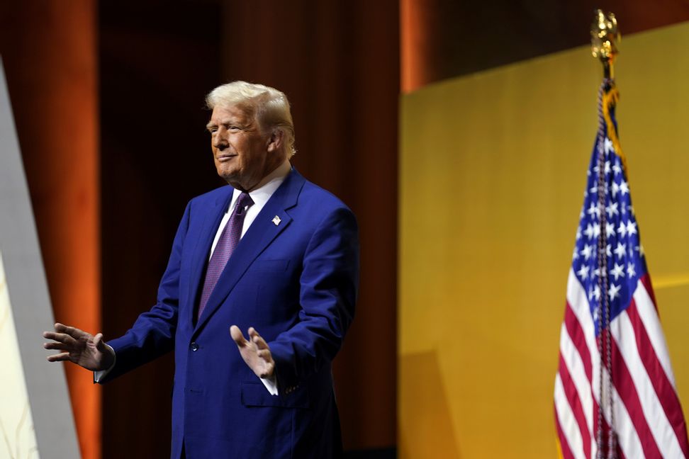 USA:s president Donald Trump hälsar på republikanska guvernörer i Washington|DC. Foto: AP/TT