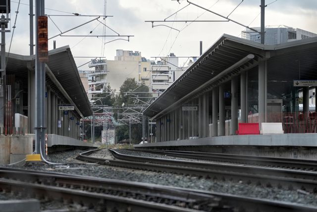 Atens största järnvägsstation är stängd på grund av den riksomfattande dygnslånga strejken på onsdagen. Foto: Thanassis Stavrakis/AP/TT