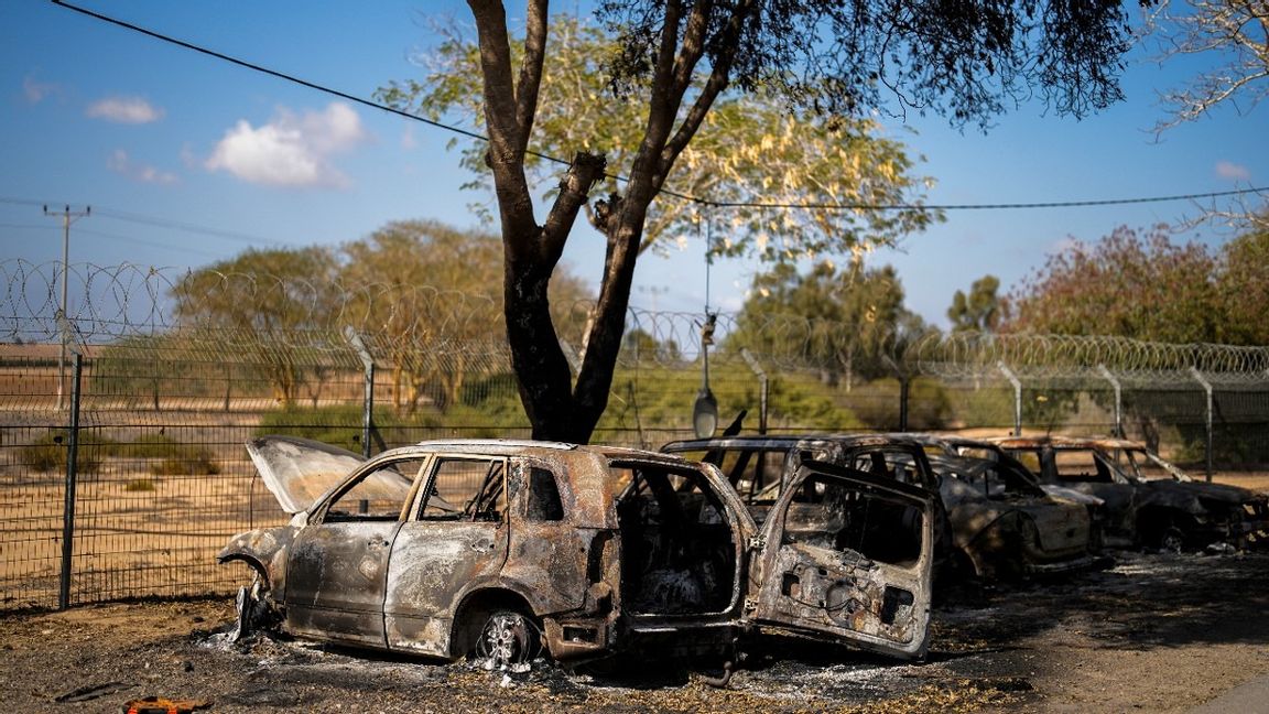 Brända bilar bredvid byar som attackerades under en massiv Hamasinvasion i Kibbutz Nir Oz, Israel. Foto: 	Francisco Seco