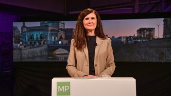 Miljöpartiets språkrör Märta Stenevi vid SVT Agendas partiledardebatt. Foto: Henrik Montgomery, TT.