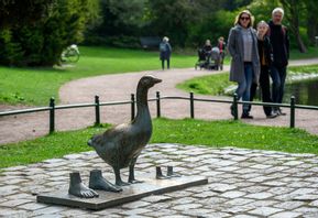Polisen har upprättat en anmälan om stöld efter att någon sågat av den så kallade ”gåsapågen” från ett konstverk i Malmö. Foto: Johan Nilsson/TT