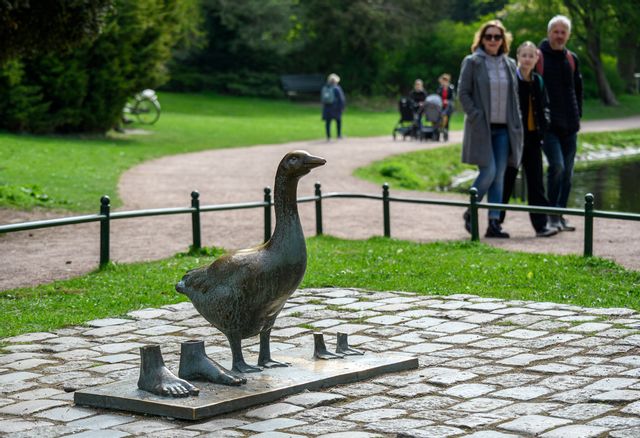 Polisen har upprättat en anmälan om stöld efter att någon sågat av den så kallade ”gåsapågen” från ett konstverk i Malmö. Foto: Johan Nilsson/TT