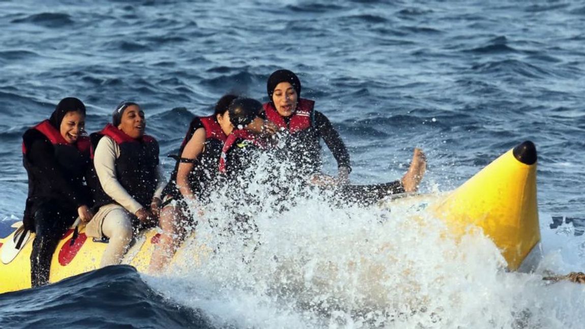 Egyptiska kvinnor i burkini. Foto: Amr Nabil AP/TT