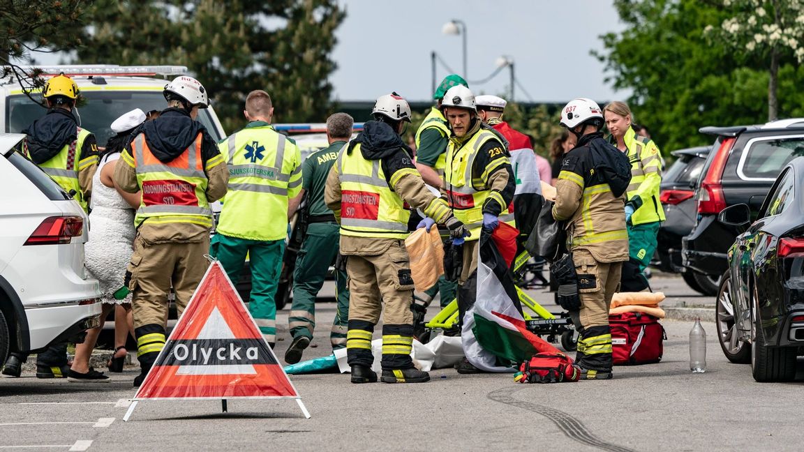 Polis, räddningstjänst och ambulans på plats efter en påkörning vid en parkeringsplats i Malmö på fredagseftermiddagen. Foto: TT.