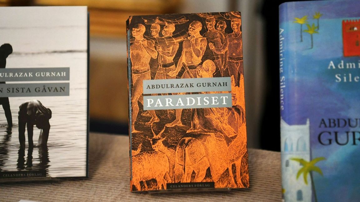 Böcker skrivna av Nobelpristagaren Abdulrazak Gurnah vid tillkännagivandet i Börshuset i Stockholm. Foto: Fredrik Sandberg/TT.