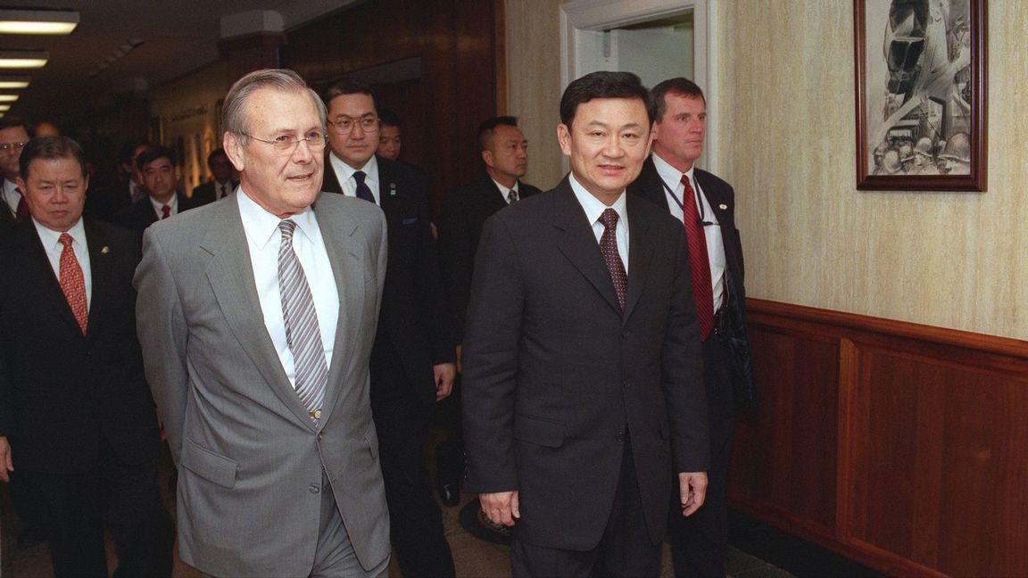 Thaksin Shinawatra tillsammans med USA:s tidigare försvarsminister Donald Rumsfeld. Foto: Public Domain/Wikimedia Commons