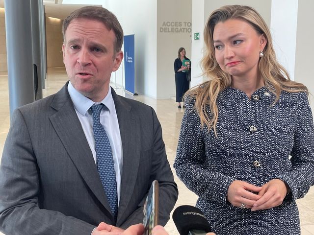 Frankrikes och Sveriges energi- och industriministrar, Marc Ferracci och Ebba Busch, på väg in till måndagens EU-möte i Luxemburg. Foto: Wiktor Nummelin/TT