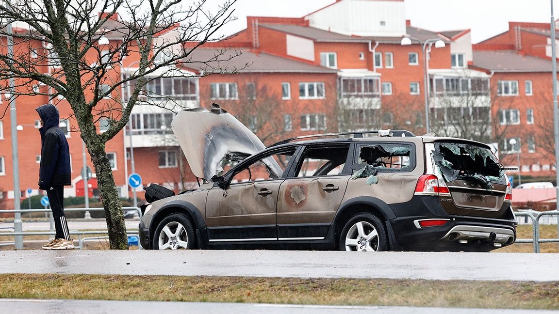 En urbränd civil polisbil. Fordonet sattes i brand under det våldsamma upploppet i Skäggetorp. Foto: Stefan Jerrevång/TT