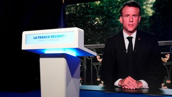 Frankrikes president Emmanuel Macron håller tv-tal till nationen och utlyser nyval till parlamentet. Detta efter att ytterhögerpartiet Nationell samling fått mer än dubbelt så stort stöd som Macrons mittengrupp i valet till EU-parlamentet. Foto: LEWIS JOLY/AP/TT