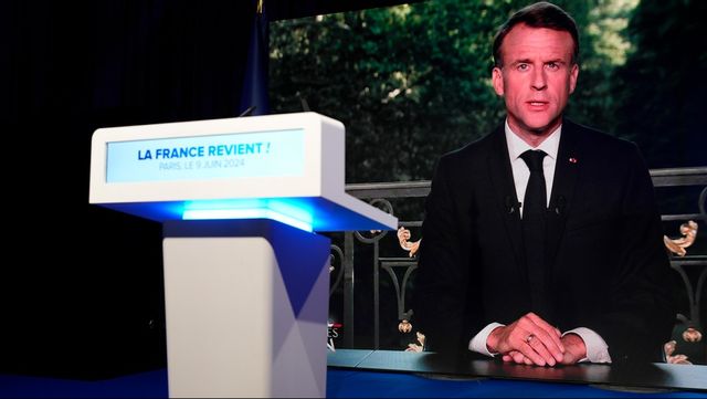 Frankrikes president Emmanuel Macron håller tv-tal till nationen och utlyser nyval till parlamentet. Detta efter att ytterhögerpartiet Nationell samling fått mer än dubbelt så stort stöd som Macrons mittengrupp i valet till EU-parlamentet. Foto: LEWIS JOLY/AP/TT