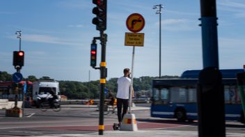 Elsparkcyklist som kör mot rött i Stockholm. Foto: Stina Stjernkvist/ TT