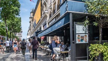 Människor mitt i vardagen längs Champs-Elysées, Paris. Fransmännen är mest oroliga i EU – 44 procent tror på en sämre ekonomisk framtid. Foto: Michael Gaylard, CC BY 2.0, via Wikimedia Commons