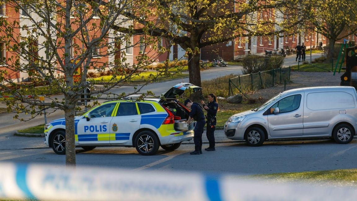 En stor polisinsats kallades till brottsplatsen i Jakobsberg där en ung man skjutits till döds. Foto: Robin Bäckman / TT 