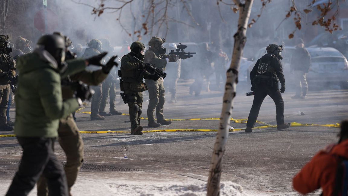 Scener från ICE-räden i Minnesota på lördagen, där skjutningen av en man triggade en ny demonstration bland invånarna. Foto: Abbie Parr/AP/TT