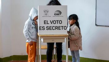 Enligt en preliminär rösträkning säger väljarna i Ecuador ja till de förslag som presenterats för att få bukt med de kriminella gängen i landet. Foto: DOLORES OCHOA/AP/TT