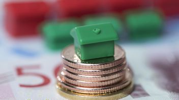 Bostadspriserna kan vända uppåt 2024 om reallönerna stiger som väntat, enligt Handelsbankens ekonomer. Arkivbild. Foto: FREDRIK SANDBERG/TT