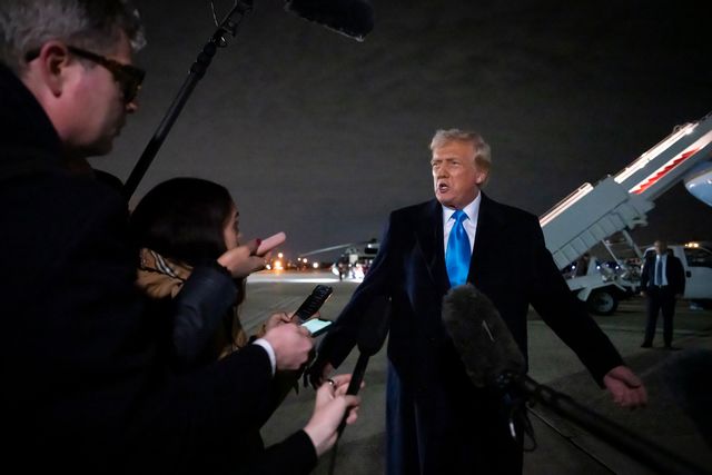 Trump mötte reportrar vid presidentflygplanet Air Force One på söndagskvällen. Foto: Ben Curtis/AP/TT