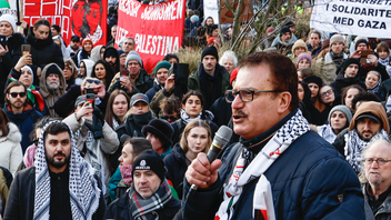 Jamal El-Haj talar på en pro-palestinsk demonstration utanför UD i februari 2024. Foto: Fredrik Persson/TT 