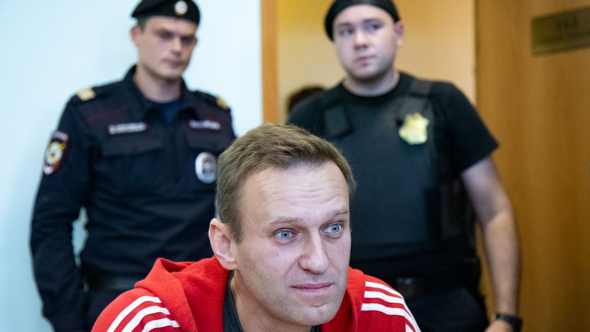 Den ryske regimkritikern Aleksej Navalnyj på en bild från augusti i fjol, i samband med en av många tidigare rättsprocesser mot honom. Foto: Alexander Zemlianichenko/AP/TT