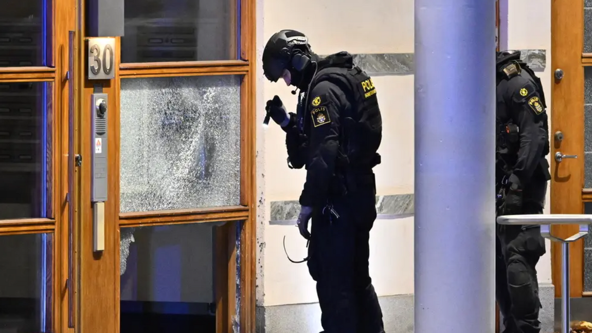 Polis på plats vid Gärdet där en port sprängdes tidigare i veckan. Foto: Anders Wiklund/TT