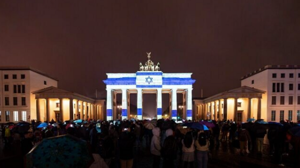 I Berlin lyser Brandenburger Tor i blåvita färger. Foto: Chancellor Olaf Scholz on X