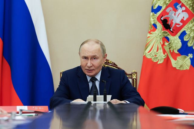 Rysslands president Vladimir Putin under ett möte på måndagen med landets säkerhetsråd. Foto: Alexander Kazakov/Sputnik/Kremlin Pool Photo via AP/TT