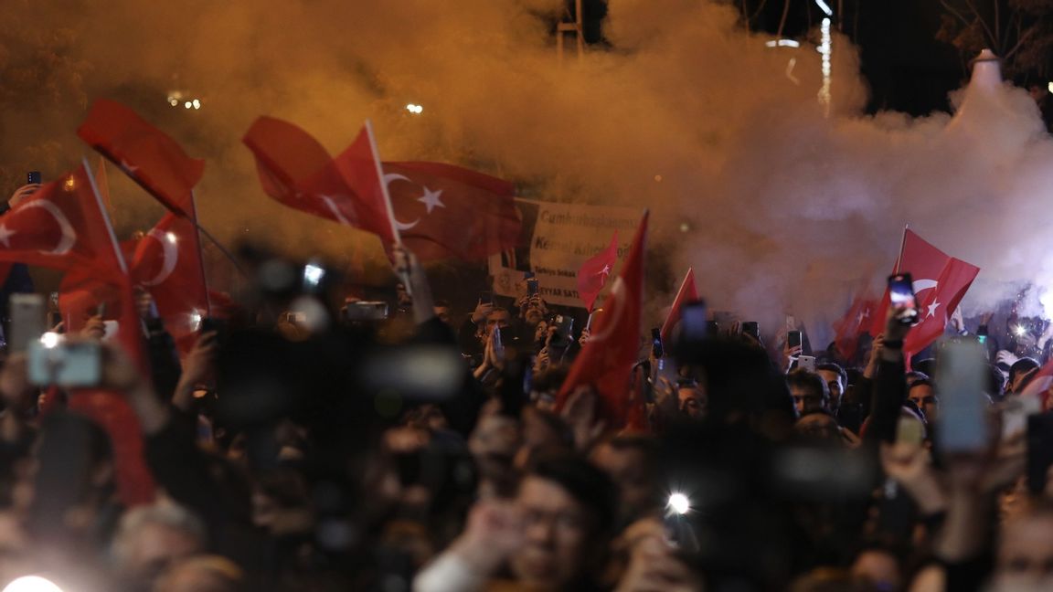 Turkiska invånare som firar presidentkandidaten Kemal Kilicdaroglu. Foto: Burhan Ozbilici/AP/TT 