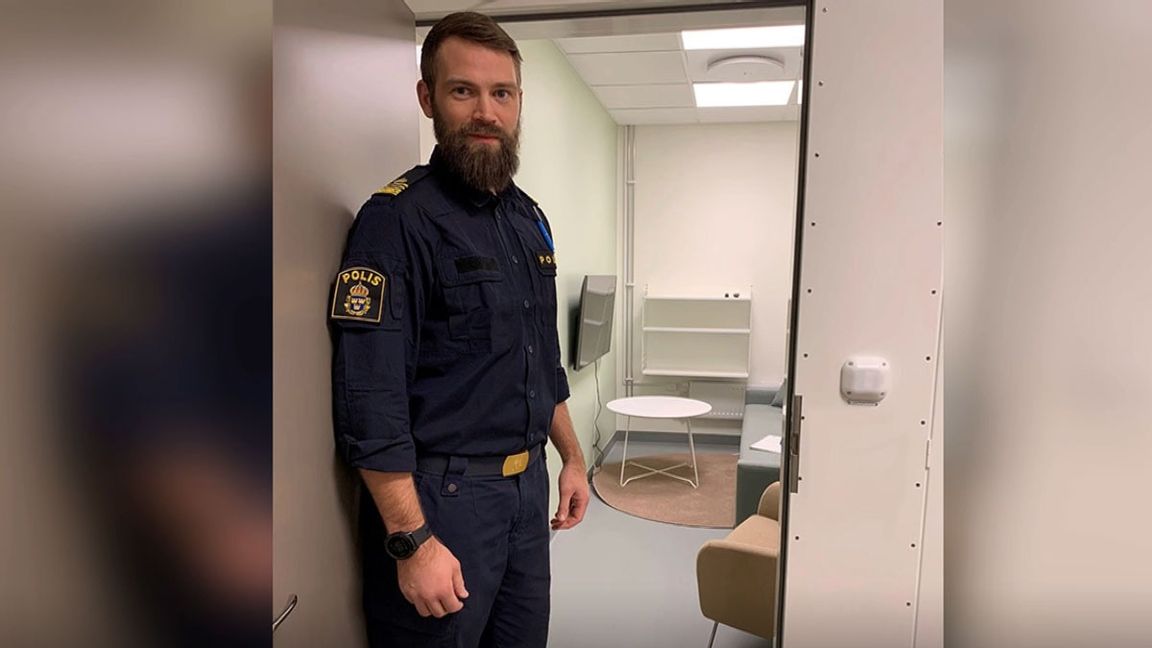 Carl-Johan Ekelund, gruppchef för stationsbefälen i polisområde Västerbotten, visar upp den nya ”mysiga” cellen för SVT. Foto: Polisen/SVT/TT