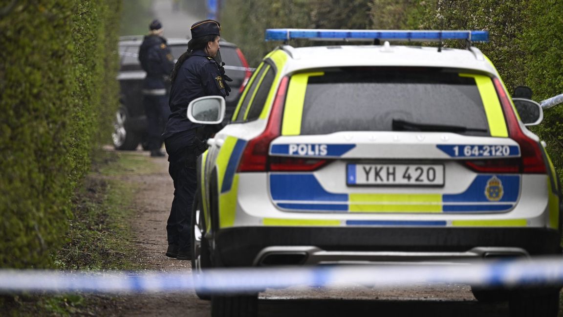 Polis och kriminaltekniker på plats vid en utbränd bil på en parkering i Alnarp. Foto: Johan Nilsson/TT 