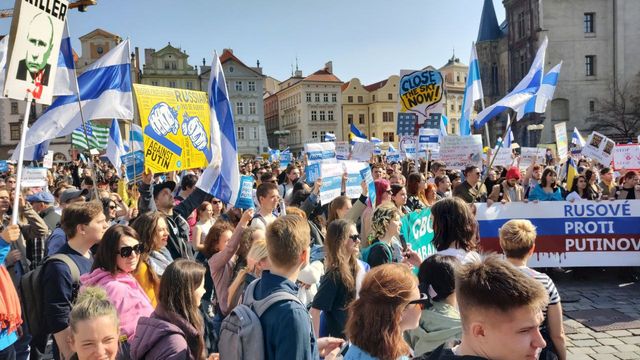 Ryska medborgare protesterar mot invasionen av Ukraina och Putins regim i Tjeckiens huvudstad Prag den 26 mars 2022. Foto: AlexVolter/Wikimedia commons