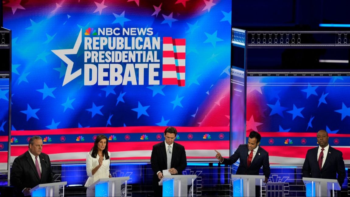 De republikanska presidentkandidaterna, från vänster: Chris Christie, Nikki Haley, Ron DeSantis, Vivek Ramaswamy och Tim Scott. Foto: REBECCA BLACKWELL/AP/TT