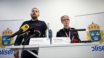 Erik Åkerlund, polisområdeschef Uppsala och Åsa Larsson, lokalpolisområdeschef Uppsala/Knivsta, under en pressträff, dagen efter att tre personer dödats i en skottlossning vid Vaksala torg i centrala Uppsala på tisdagseftermiddagen. Foto: Fredrik Sandberg / TT