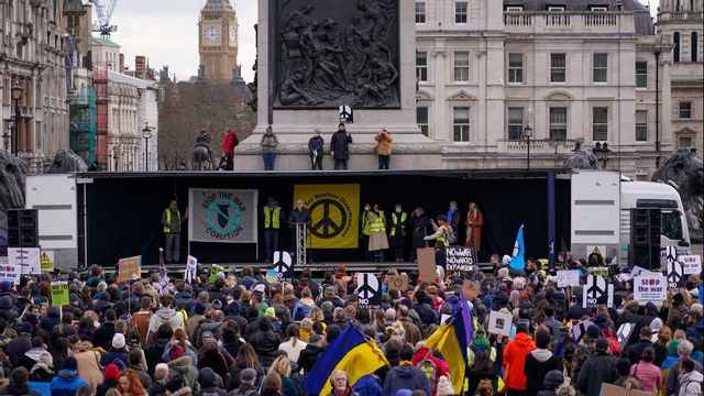 Corbyn talar på ett antikrigsmöte ett par dagar efter det ryska anfallet på Ukraina. Foto: Alberto Pezzali/TT