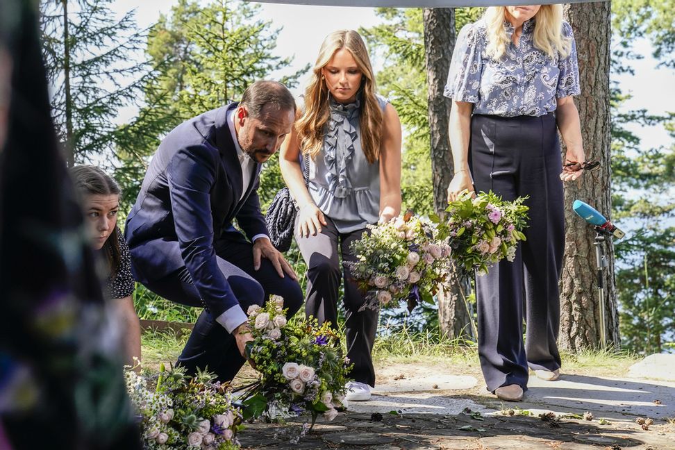 Norges kronprins Haakon och hans dotter prinsessan Ingrid Alexandra lägger ner blommor vid 22 juli-minnesmärket på Utøya, på dagen tio år efter terrorangreppet. Foto: Torstein Bøe/NTB/TT