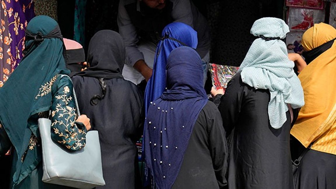 Soraya tvingas bära hijab för att få skilsmässan godkänd. Bild: AP Photo/Aijaz Rahi