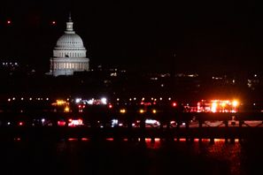 En stor räddningsinsats pågår i närheten av flygplatsen i Washington DC. Foto: Kevin Wolf/AP/TT
