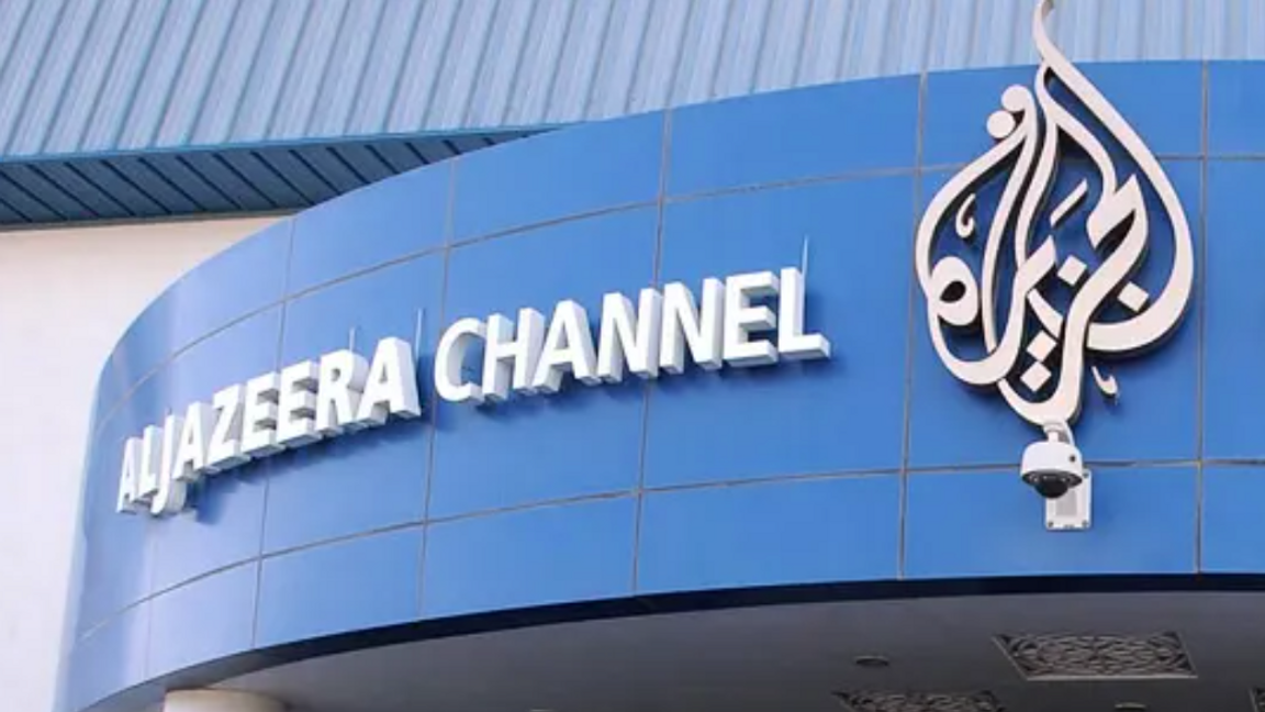 Al Jazeeras huvudkontor i Doha, Qatar, med kanalens karaktäristiska logotyp i arabisk kalligrafi. Foto: AP/TT