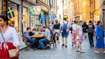Genrebild på turister i Gamla Stan, Stockholm. Nu får utländska turister betala betydligt mer för att besöka Sverige från och med 2026 när EU tredubblar avgiften för ETIAS-systemet. Foto: Magnus Lejhall/TT