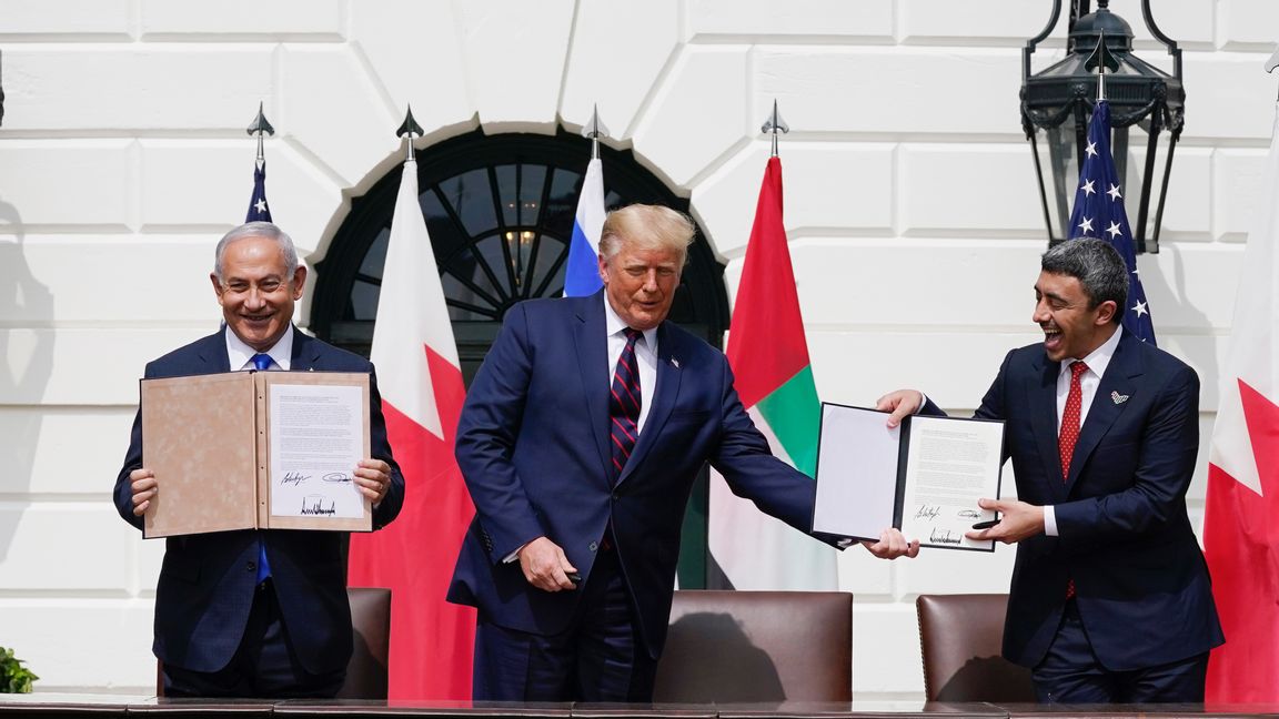 President Donald Trump i mitten, vänster om Trump står Khalid bin Ahmed Al Khalifa - Bahrains utrikesminister och höger om Donald Trump står Israels premiärminister Benjamin Netanyahu. Foto: Alex Brandon/TT.